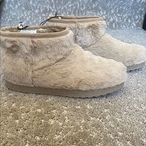 Arizona Jean Company Tan Slippers Cozy Comfort